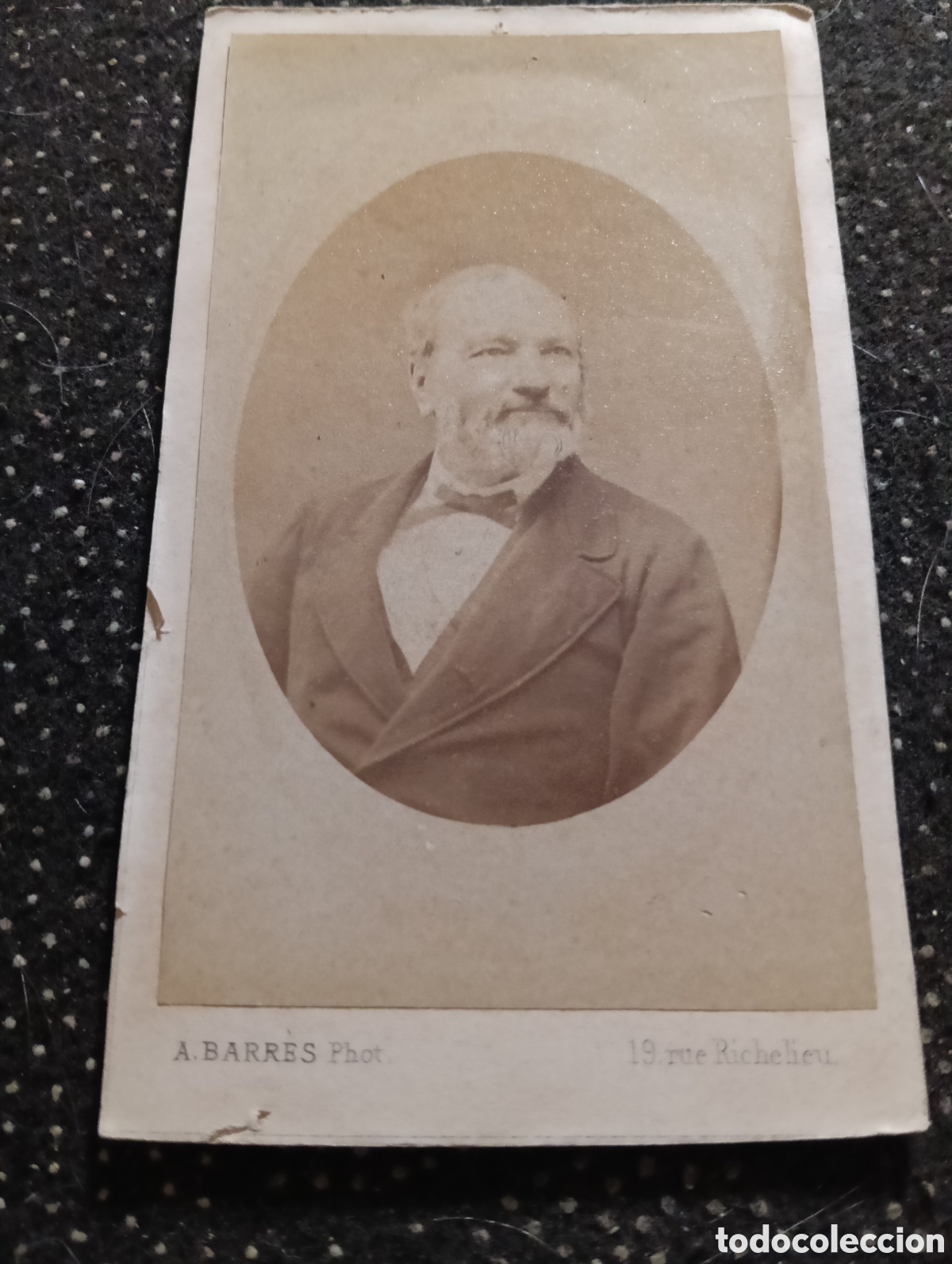 Fotograf&iacute;a antigua: 1865-1910 Fotograf&iacute;a Victoriana en cart&oacute;n de se&ntilde;ores de varias edades, mide 11 x 6,5 aprox.