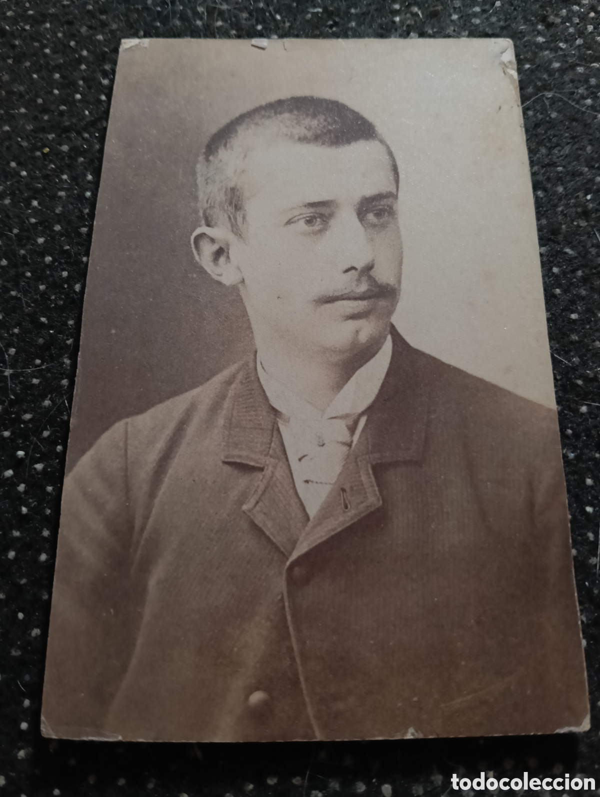Fotograf&iacute;a antigua: 1865-1910 Fotograf&iacute;a Victoriana en cart&oacute;n de se&ntilde;ores de varias edades, mide 11 x 6,5 aprox.
