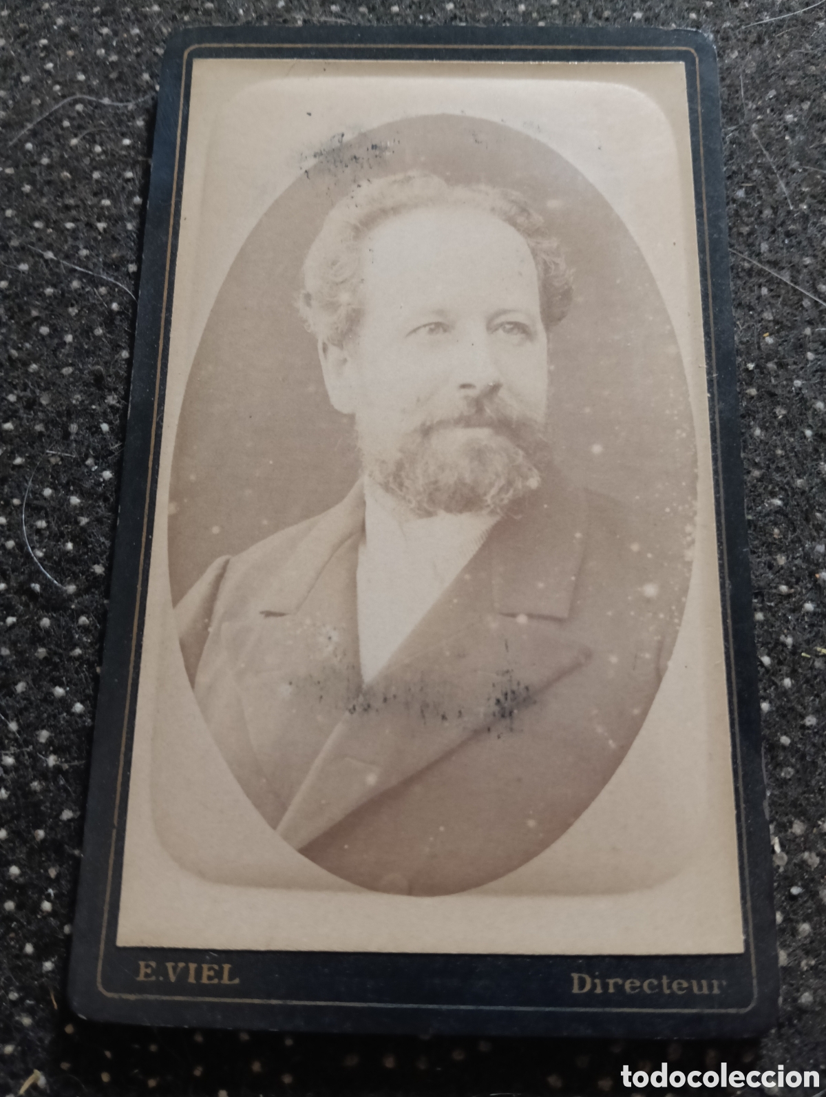 Fotograf&iacute;a antigua: 1865-1910 Fotograf&iacute;a Victoriana en cart&oacute;n de se&ntilde;ores de varias edades, mide 11 x 6,5 aprox.