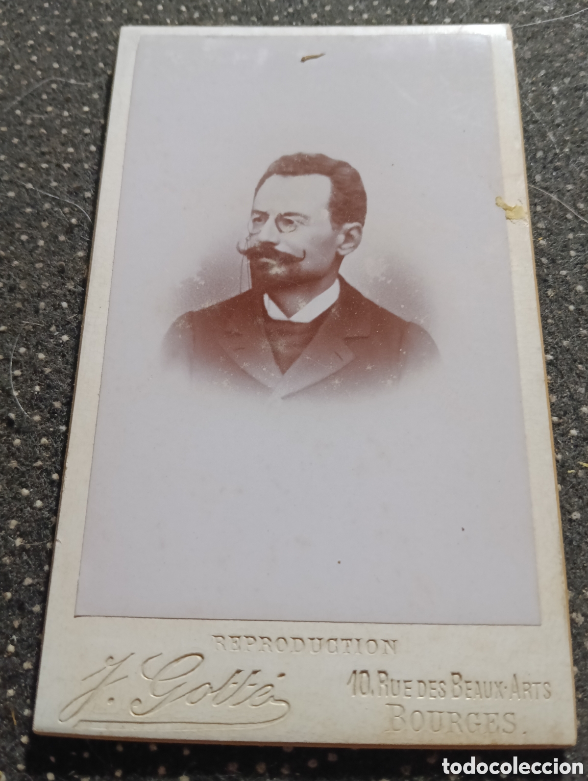 Fotograf&iacute;a antigua: 1865-1910 Fotograf&iacute;a Victoriana en cart&oacute;n de se&ntilde;ores de varias edades, mide 11 x 6,5 aprox.