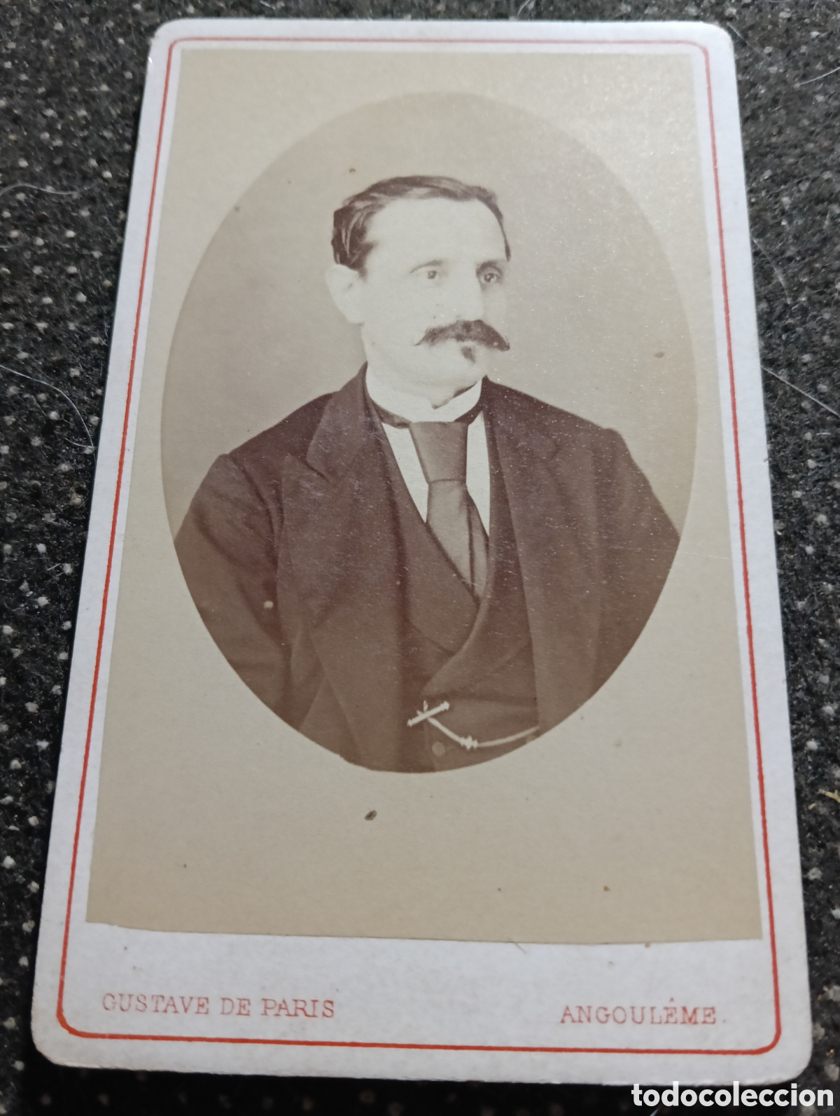 Fotograf&iacute;a antigua: 1865-1910 Fotograf&iacute;a Victoriana en cart&oacute;n de se&ntilde;ores de varias edades, mide 11 x 6,5 aprox.