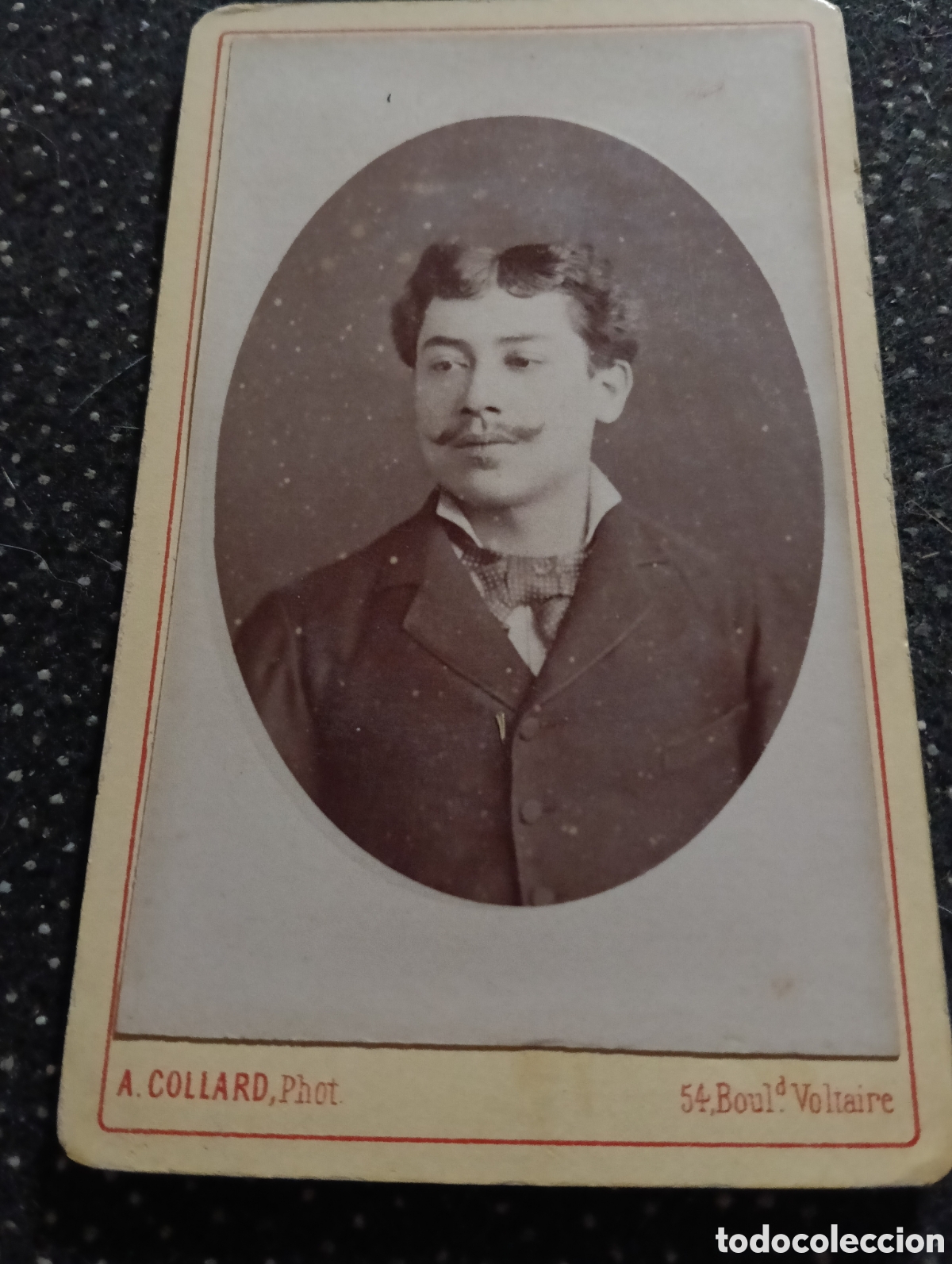 Fotograf&iacute;a antigua: 1865-1910 Fotograf&iacute;a Victoriana en cart&oacute;n de se&ntilde;ores de varias edades, mide 11 x 6,5 aprox.