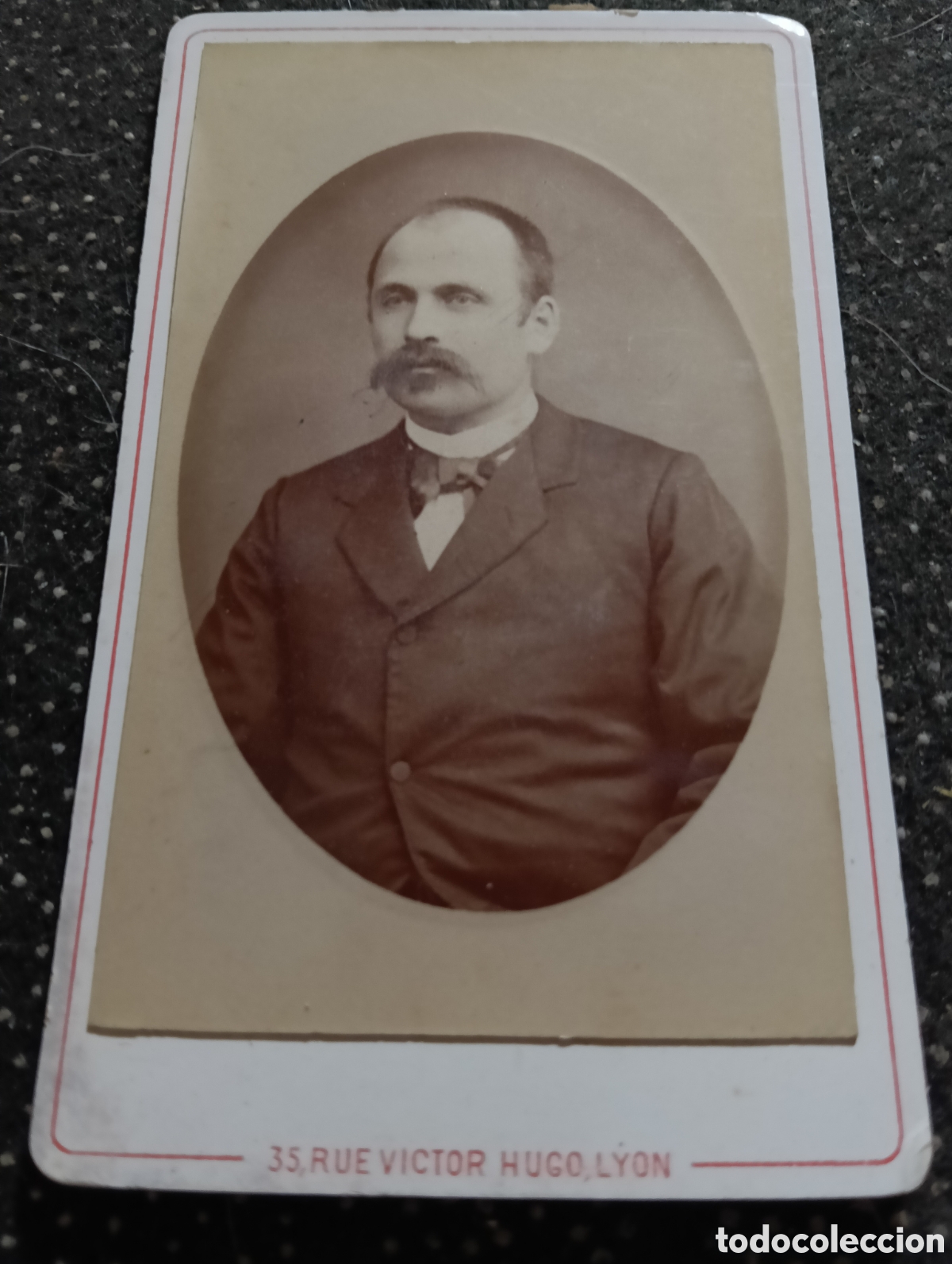 Fotograf&iacute;a antigua: 1865-1910 Fotograf&iacute;a Victoriana en cart&oacute;n de se&ntilde;ores de varias edades, mide 11 x 6,5 aprox.