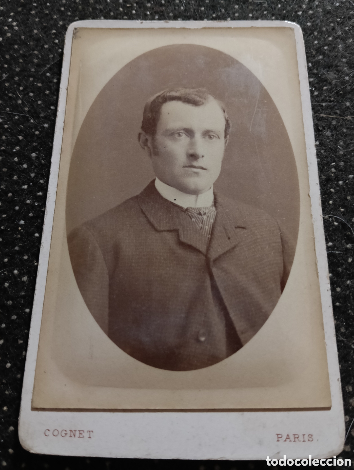 Fotograf&iacute;a antigua: 1865-1910 Fotograf&iacute;a Victoriana en cart&oacute;n de se&ntilde;ores de varias edades, mide 11 x 6,5 aprox.