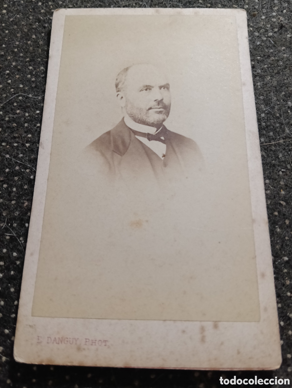 Fotograf&iacute;a antigua: 1865-1910 Fotograf&iacute;a Victoriana en cart&oacute;n de se&ntilde;ores de varias edades, mide 11 x 6,5 aprox.