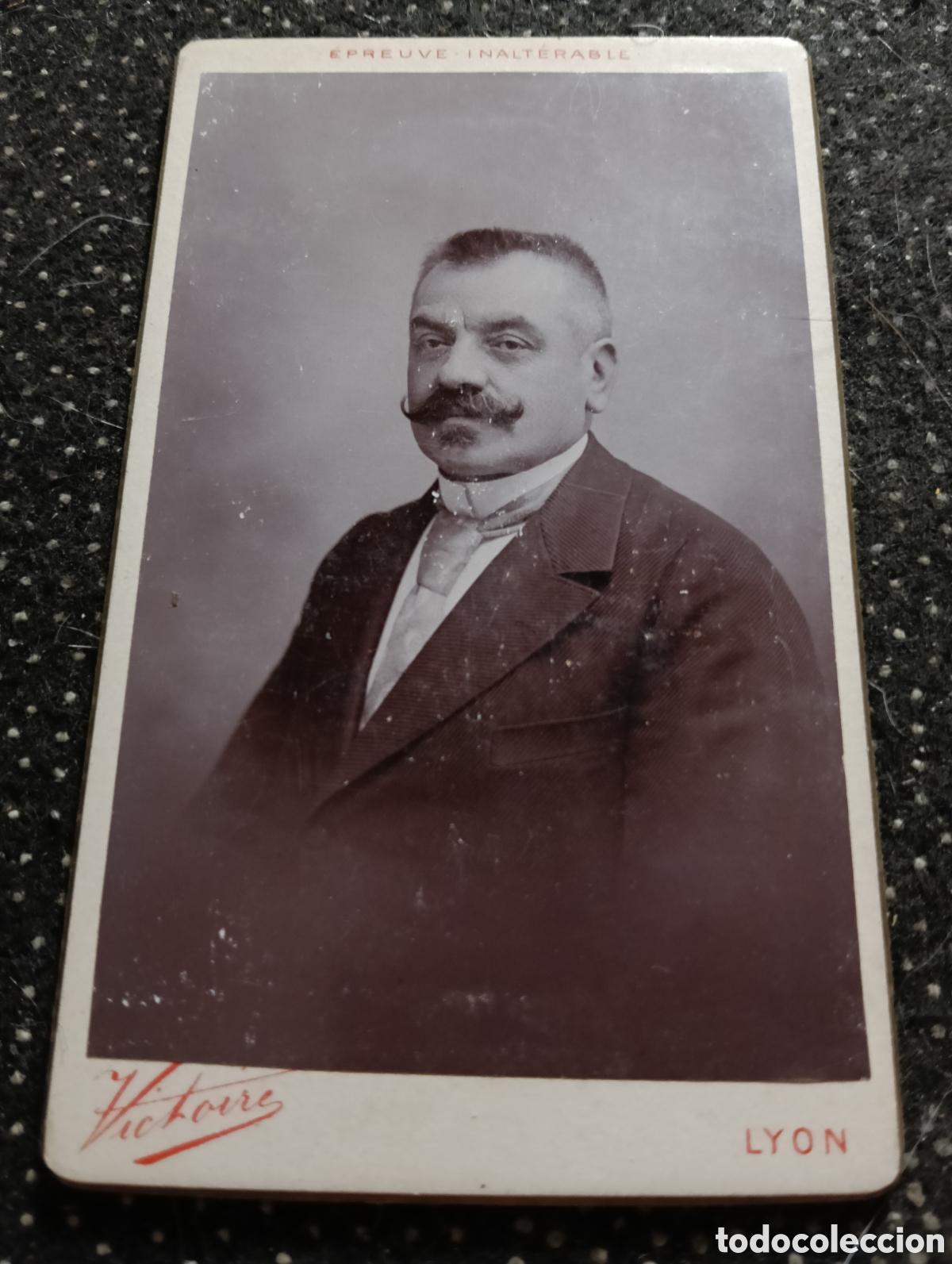 Fotograf&iacute;a antigua: 1865-1910 Fotograf&iacute;a Victoriana en cart&oacute;n de se&ntilde;ores de varias edades, mide 11 x 6,5 aprox.