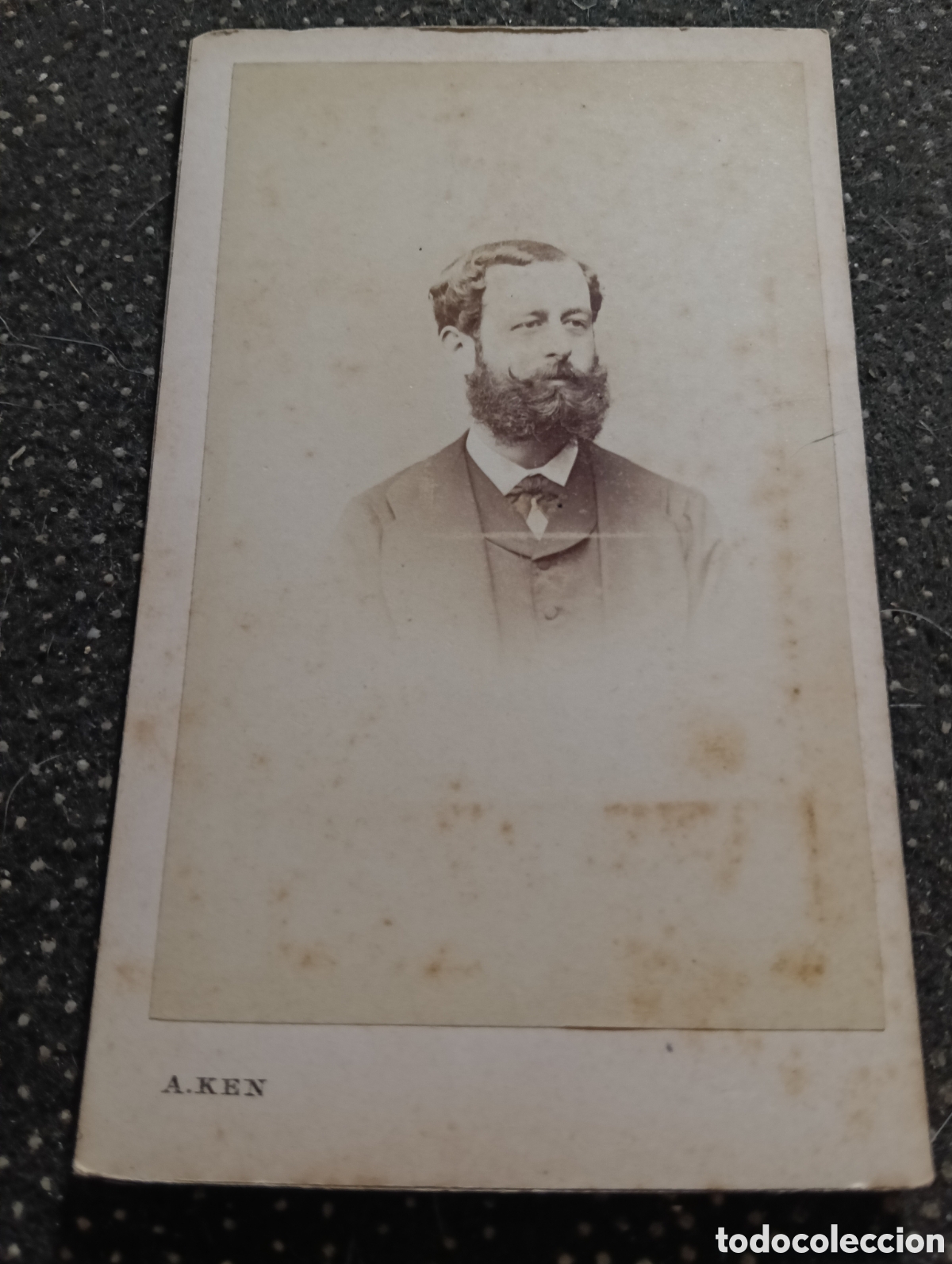 Fotograf&iacute;a antigua: 1865-1910 Fotograf&iacute;a Victoriana en cart&oacute;n de se&ntilde;ores de varias edades, mide 11 x 6,5 aprox.