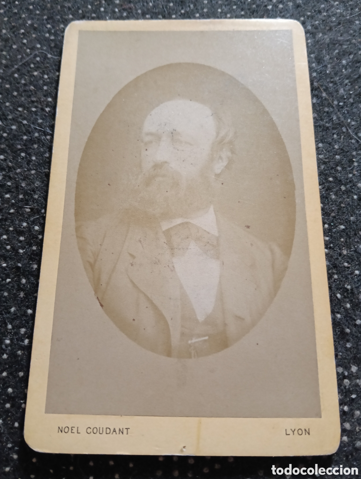 Fotograf&iacute;a antigua: 1865-1910 Fotograf&iacute;a Victoriana en cart&oacute;n de se&ntilde;ores de varias edades, mide 11 x 6,5 aprox.