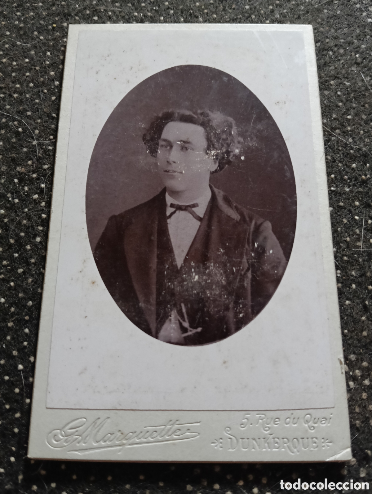 Fotograf&iacute;a antigua: 1865-1910 Fotograf&iacute;a Victoriana en cart&oacute;n de se&ntilde;ores de varias edades, mide 11 x 6,5 aprox.