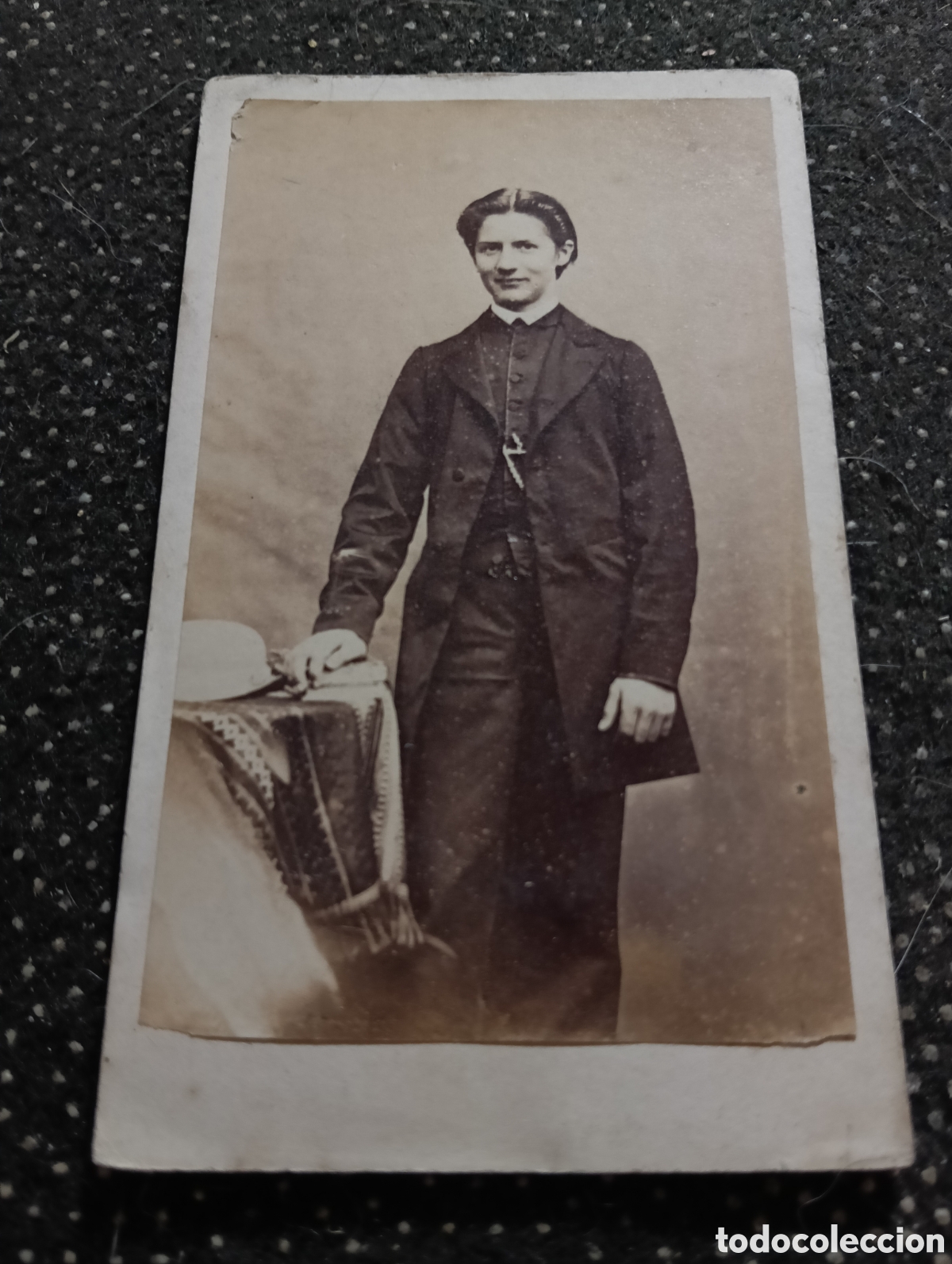 Fotograf&iacute;a antigua: 1865-1910 Fotograf&iacute;a Victoriana en cart&oacute;n de se&ntilde;ores de varias edades, mide 11 x 6,5 aprox.
