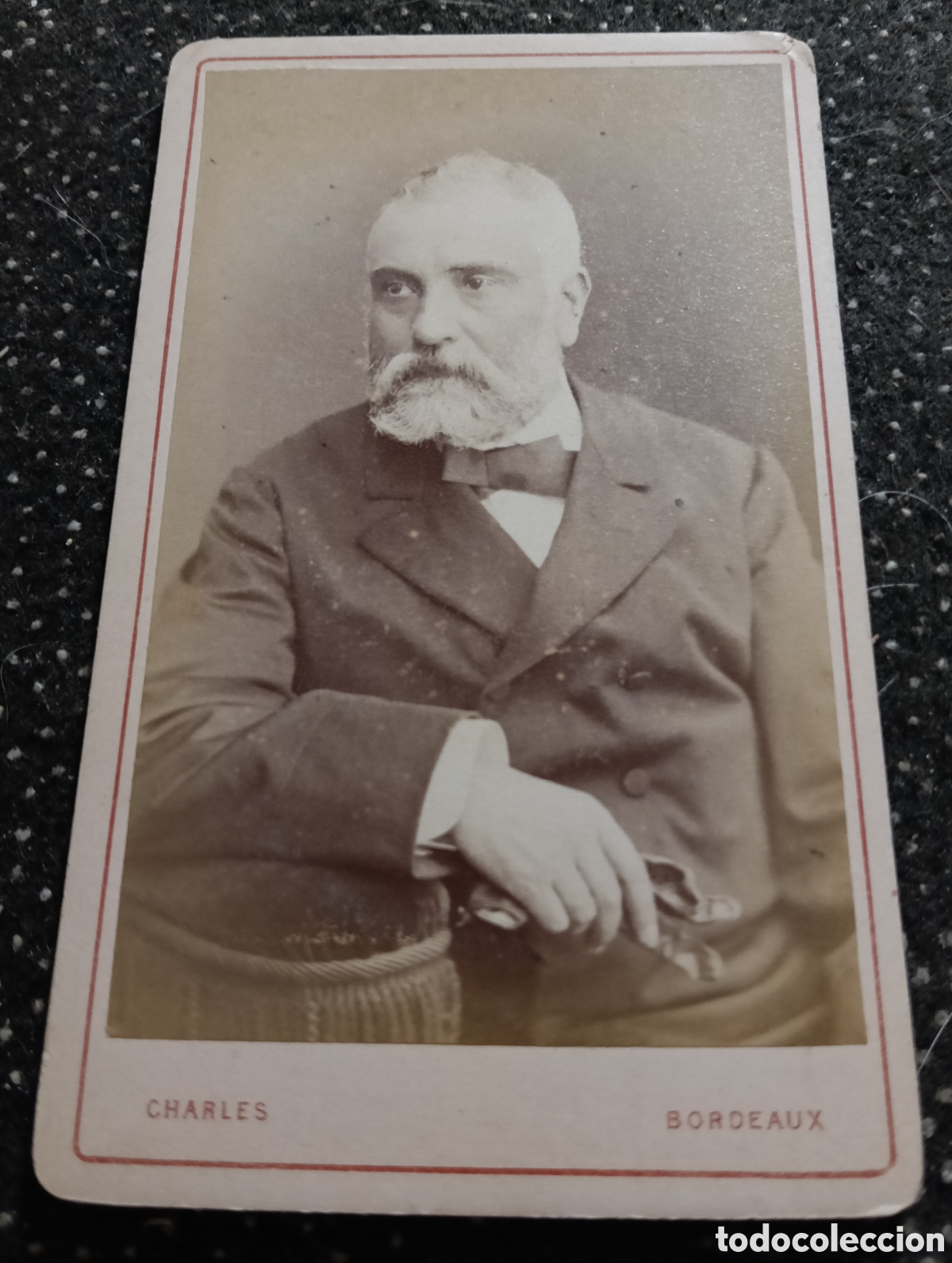 Fotograf&iacute;a antigua: 1865-1910 Fotograf&iacute;a Victoriana en cart&oacute;n de se&ntilde;ores de varias edades, mide 11 x 6,5 aprox.