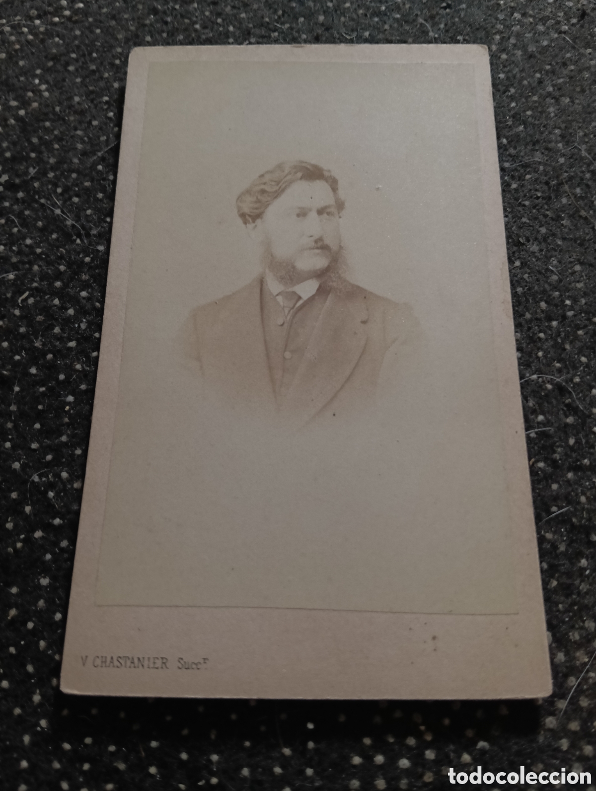 Fotograf&iacute;a antigua: 1865-1910 Fotograf&iacute;a Victoriana en cart&oacute;n de se&ntilde;ores de varias edades, mide 11 x 6,5 aprox.
