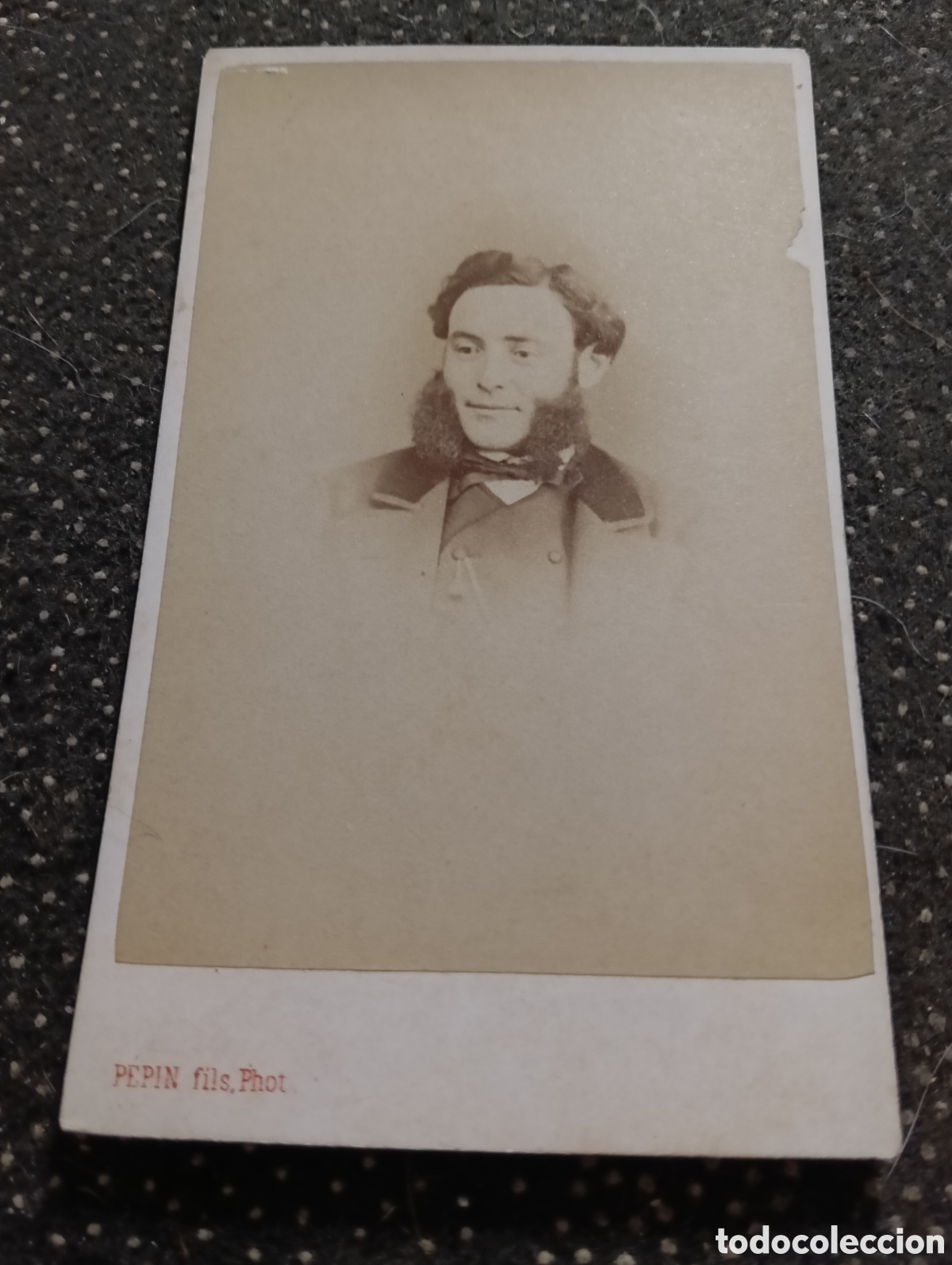 Fotograf&iacute;a antigua: 1865-1910 Fotograf&iacute;a Victoriana en cart&oacute;n de se&ntilde;ores de varias edades, mide 11 x 6,5 aprox.