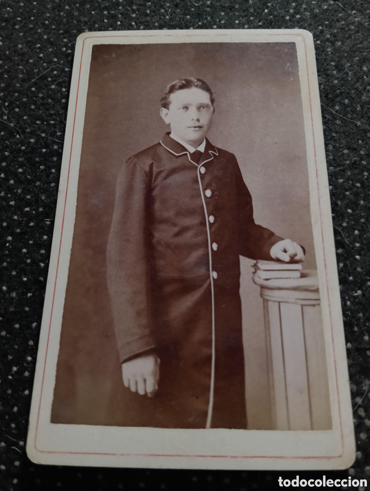 Fotograf&iacute;a antigua: 1865-1910 Fotograf&iacute;a Victoriana en cart&oacute;n de se&ntilde;ores de varias edades, mide 11 x 6,5 aprox.