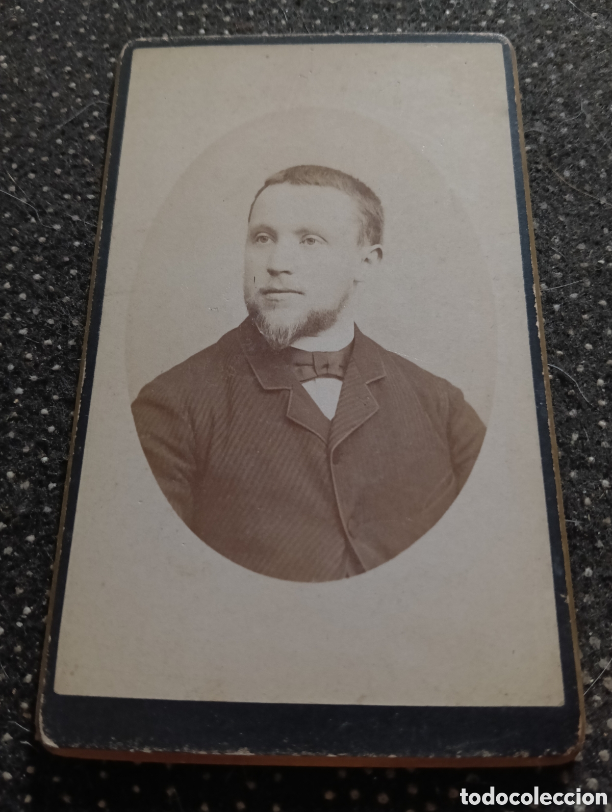 Fotograf&iacute;a antigua: 1865-1910 Fotograf&iacute;a Victoriana en cart&oacute;n de se&ntilde;ores de varias edades, mide 11 x 6,5 aprox.