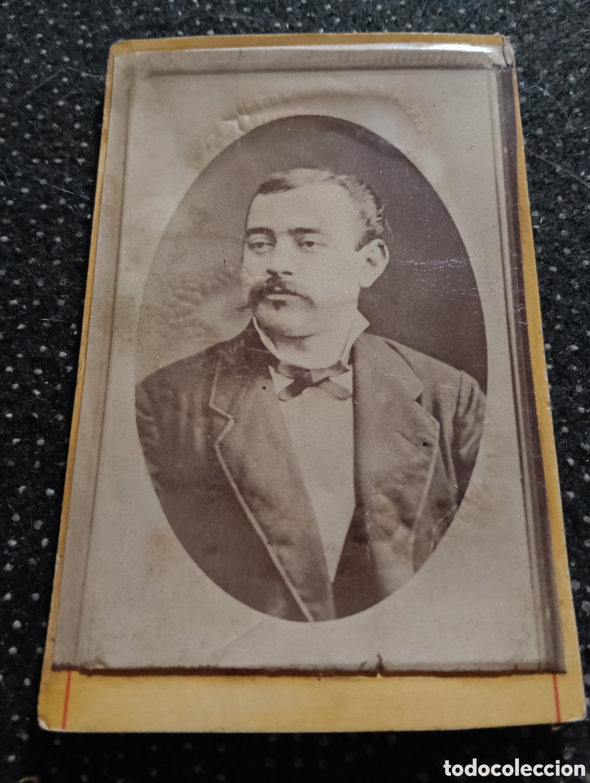 Fotograf&iacute;a antigua: 1865-1910 Fotograf&iacute;a Victoriana en cart&oacute;n de se&ntilde;ores de varias edades, mide 11 x 6,5 aprox.