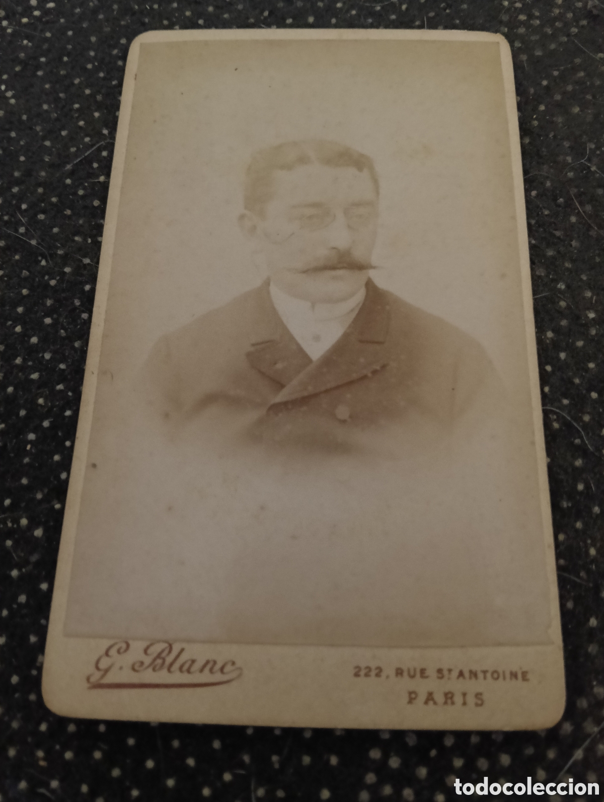 Fotograf&iacute;a antigua: 1865-1910 Fotograf&iacute;a Victoriana en cart&oacute;n de se&ntilde;ores de varias edades, mide 11 x 6,5 aprox.