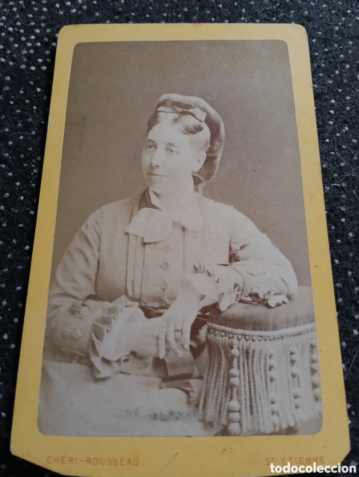 Fotograf&iacute;a antigua: 1865-1910 Fotograf&iacute;a Victoriana en cart&oacute;n de una se&ntilde;ora de la &eacute;poca mide 11 x 6,5 aprox.