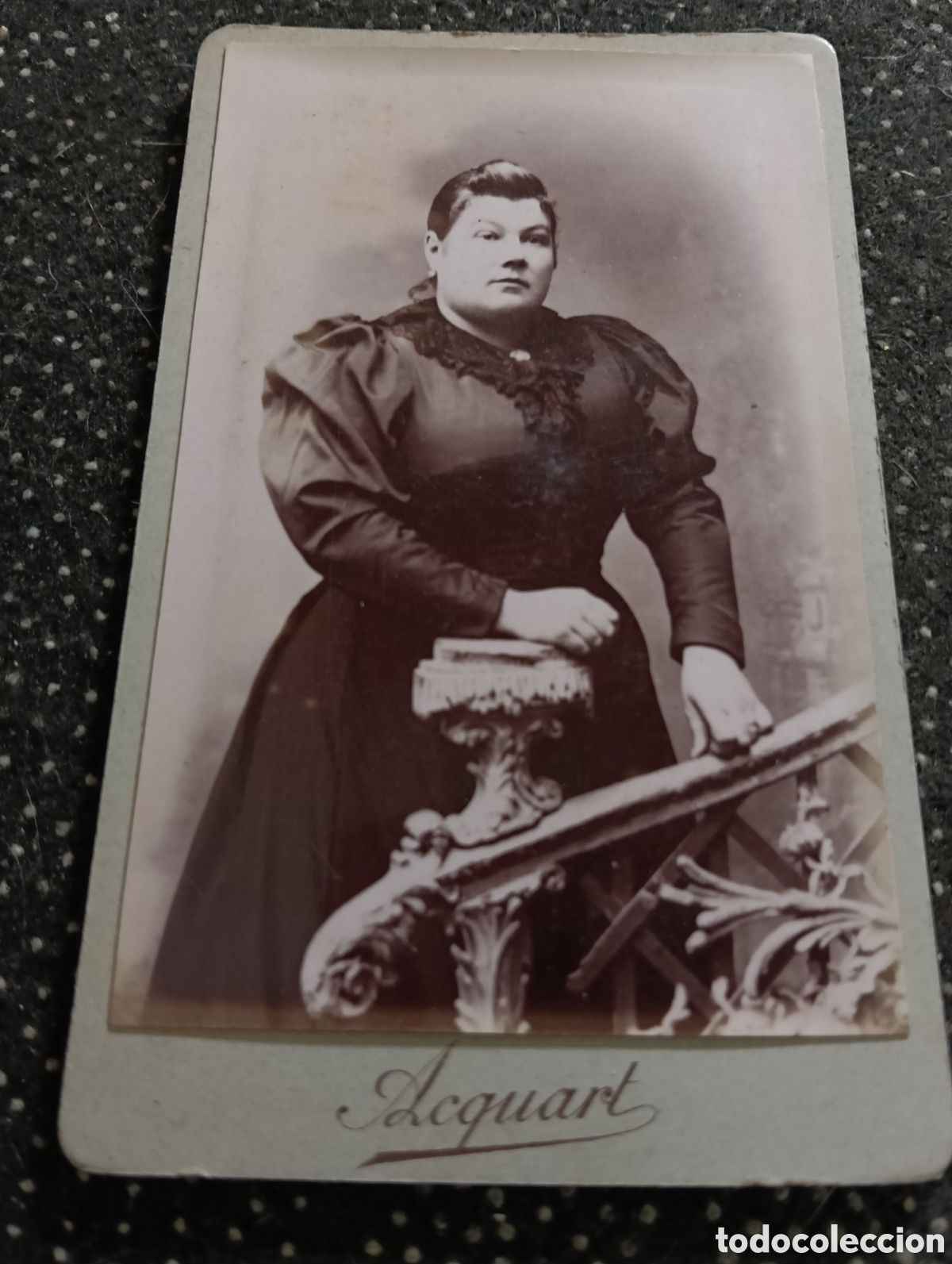 Fotograf&iacute;a antigua: 1865-1910 Fotograf&iacute;a Victoriana en cart&oacute;n de una se&ntilde;ora de la &eacute;poca mide 11 x 6,5 aprox.