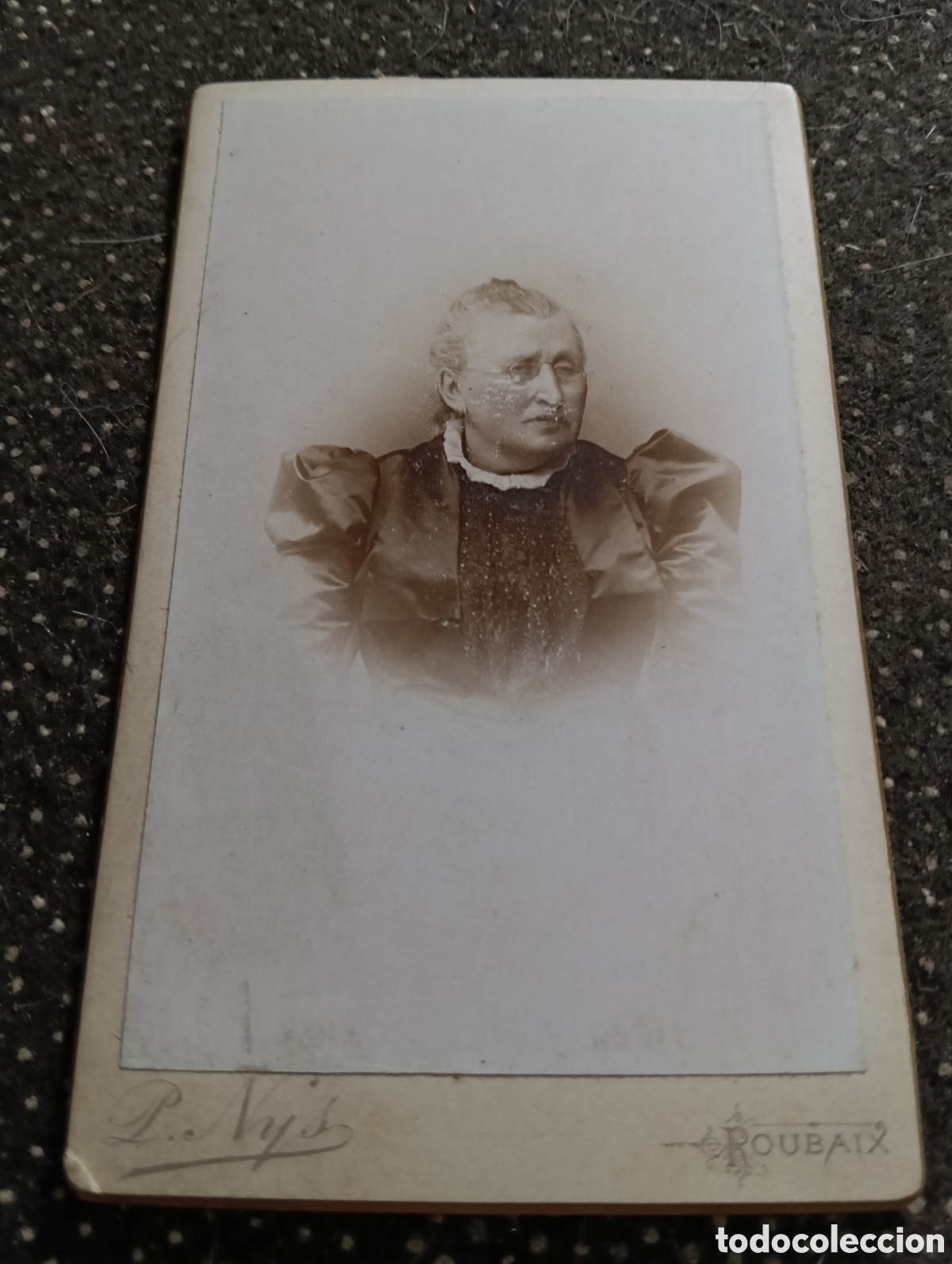 Fotograf&iacute;a antigua: 1865-1910 Fotograf&iacute;a Victoriana en cart&oacute;n de una se&ntilde;ora de la &eacute;poca mide 11 x 6,5 aprox.