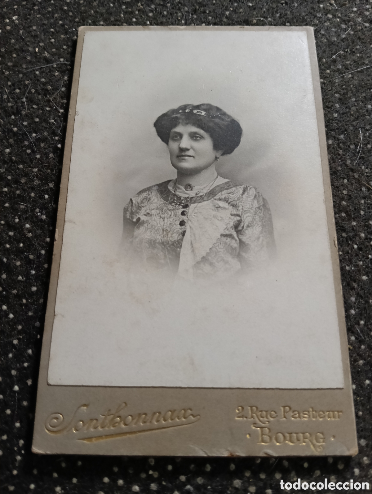 Fotograf&iacute;a antigua: 1865-1910 Fotograf&iacute;a Victoriana en cart&oacute;n de una se&ntilde;ora de la &eacute;poca mide 11 x 6,5 aprox.