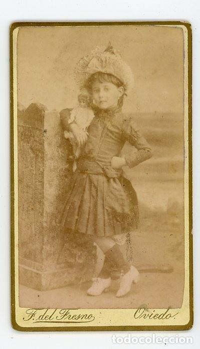 Photographie ancienne: OVIEDO. ASTURIAS. FERNANDO DEL FRESNO. NI&Ntilde;A CON SU MU&Ntilde;ECA.