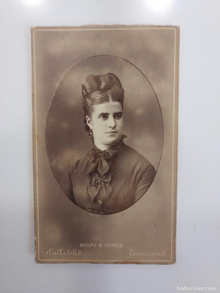Fotograf&iacute;a antigua: FOTOGRAFO ADOLFO M. EGUREN, VALLADOLID. CARTE VISITE RETRATO MUJER PEINADO VICTORIANO. 10,5 X 5 CM