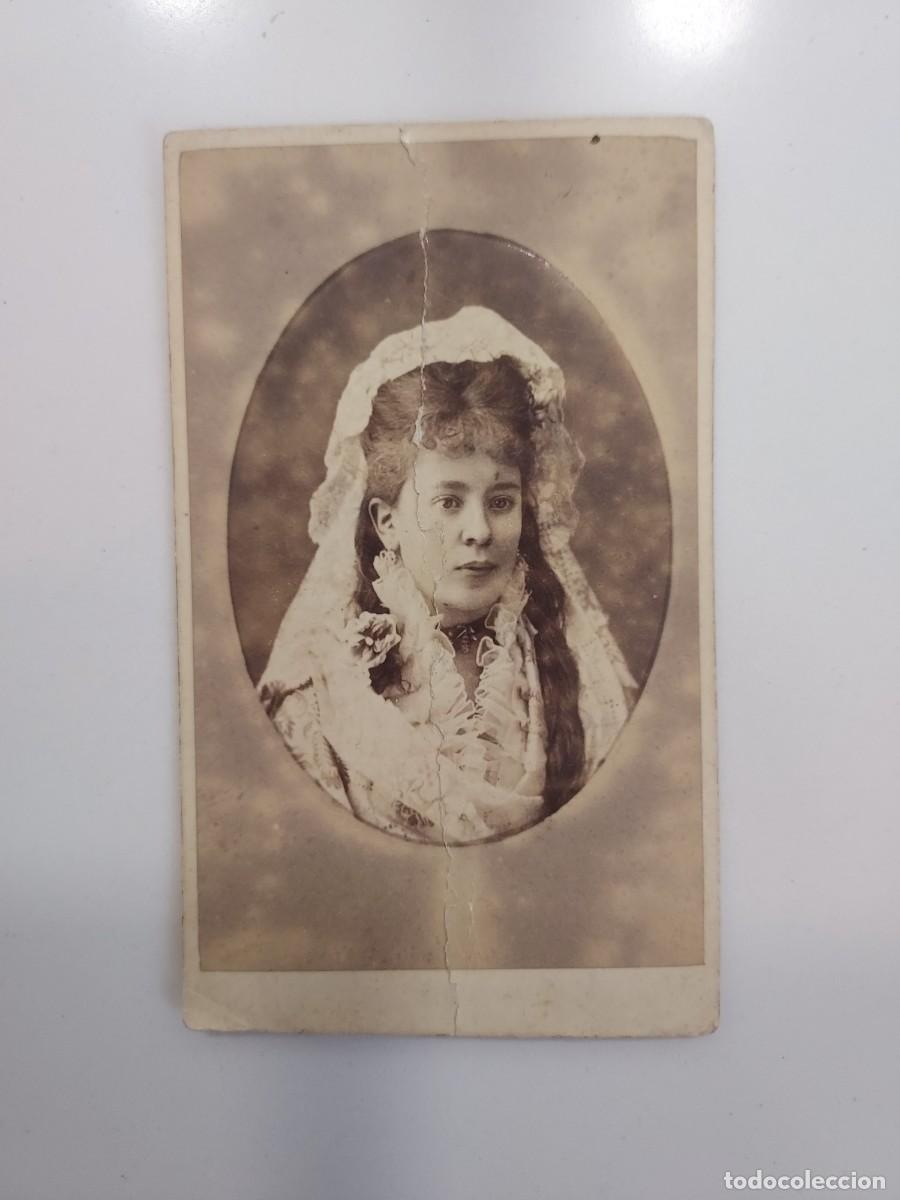 Fotograf&iacute;a antigua: FOTOGRAFO DEBAS HERMANOS, MADRID PRINCIPE. CARTE VISITE RETRATO MUJER MANTILLA. 10 X 6 CM