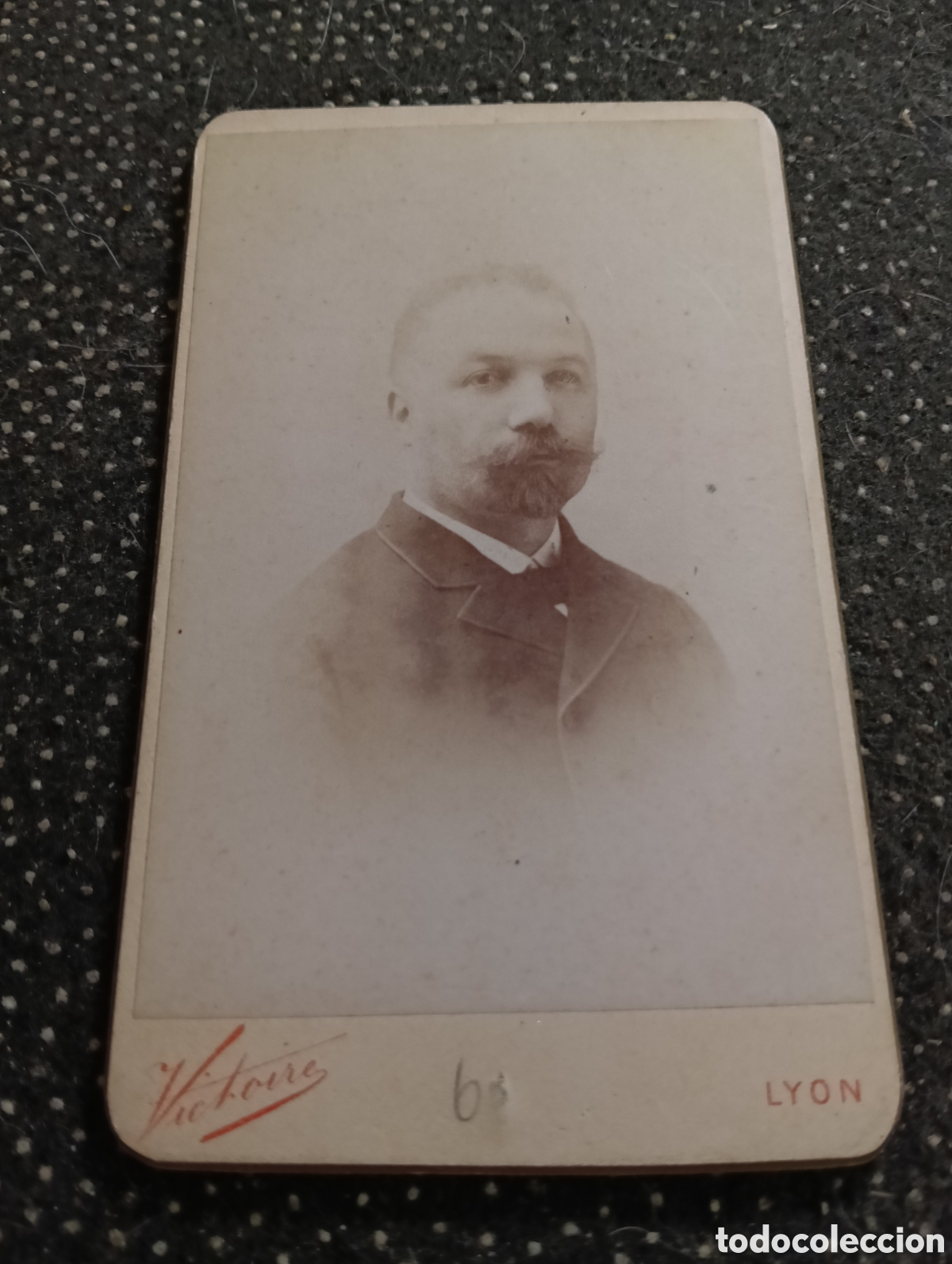 Fotograf&iacute;a antigua: 1865-1910 Fotograf&iacute;a Victoriana en cart&oacute;n de un se&ntilde;or de la &eacute;poca mide 11 x 6,5 aprox.