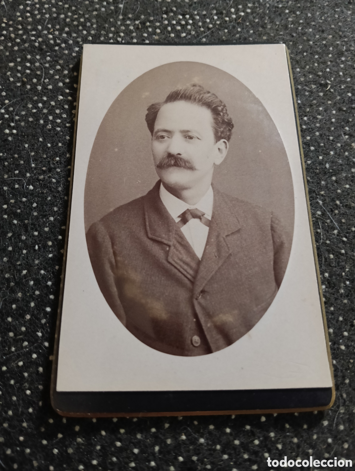 Fotograf&iacute;a antigua: 1865-1910 Fotograf&iacute;a Victoriana en cart&oacute;n de un se&ntilde;or de la &eacute;poca mide 11 x 6,5 aprox.