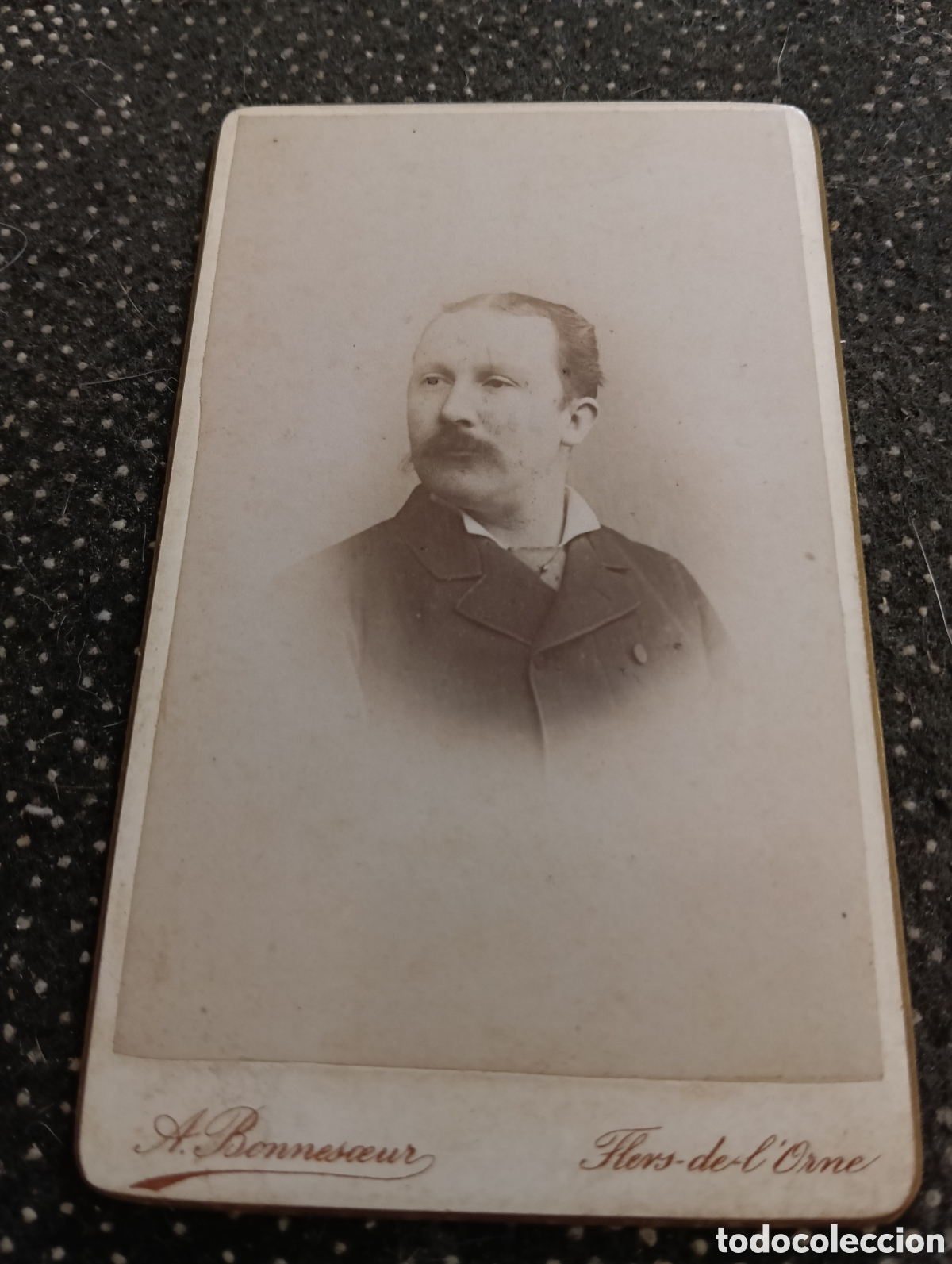 Fotograf&iacute;a antigua: 1865-1910 Fotograf&iacute;a Victoriana en cart&oacute;n de un se&ntilde;or de la &eacute;poca mide 11 x 6,5 aprox.