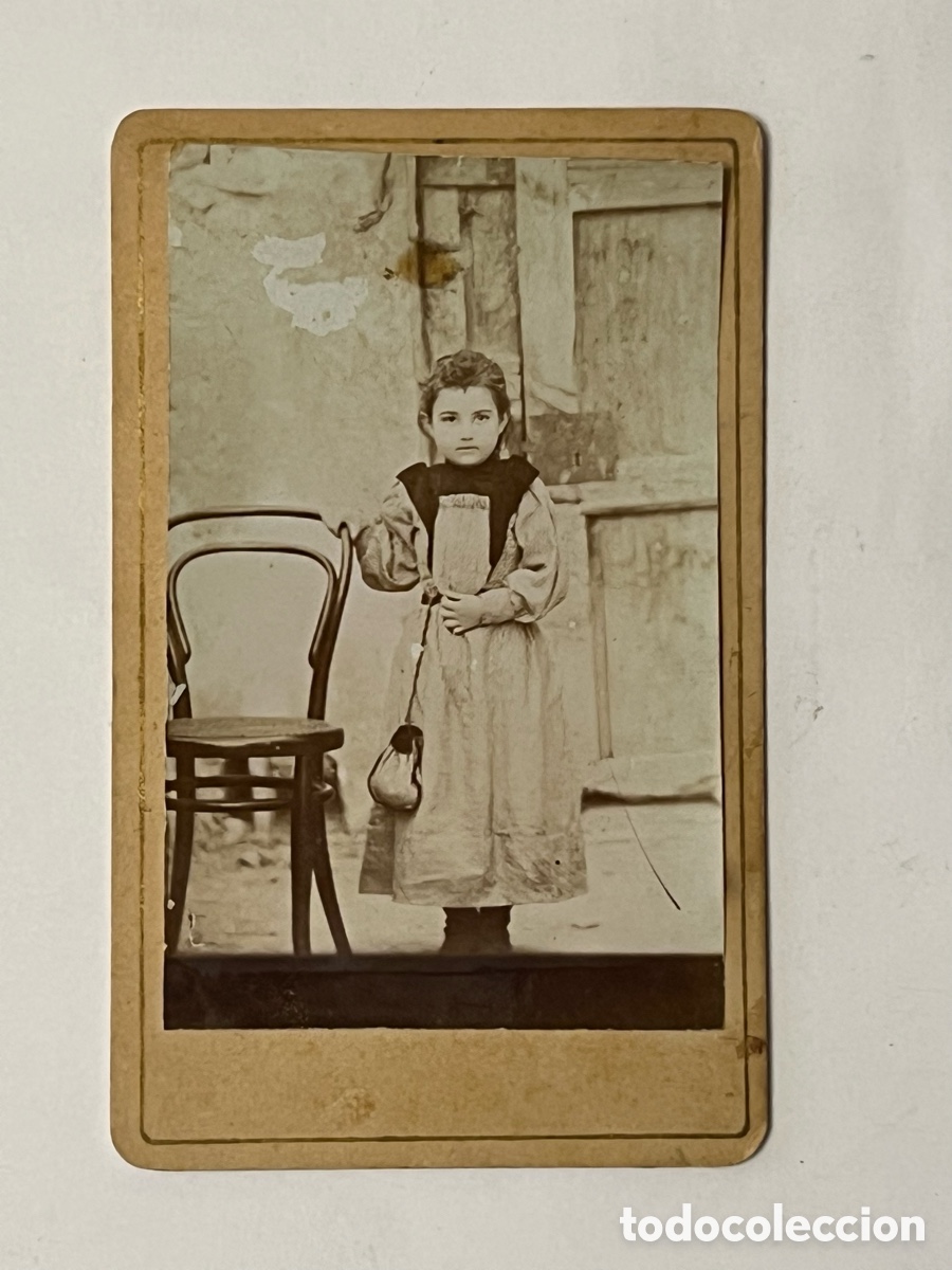 Fotograf&iacute;a antigua: Valencia. CDV, Ni&ntilde;a con delantal.. Junto silla Thonet (fin Siglo XIX)