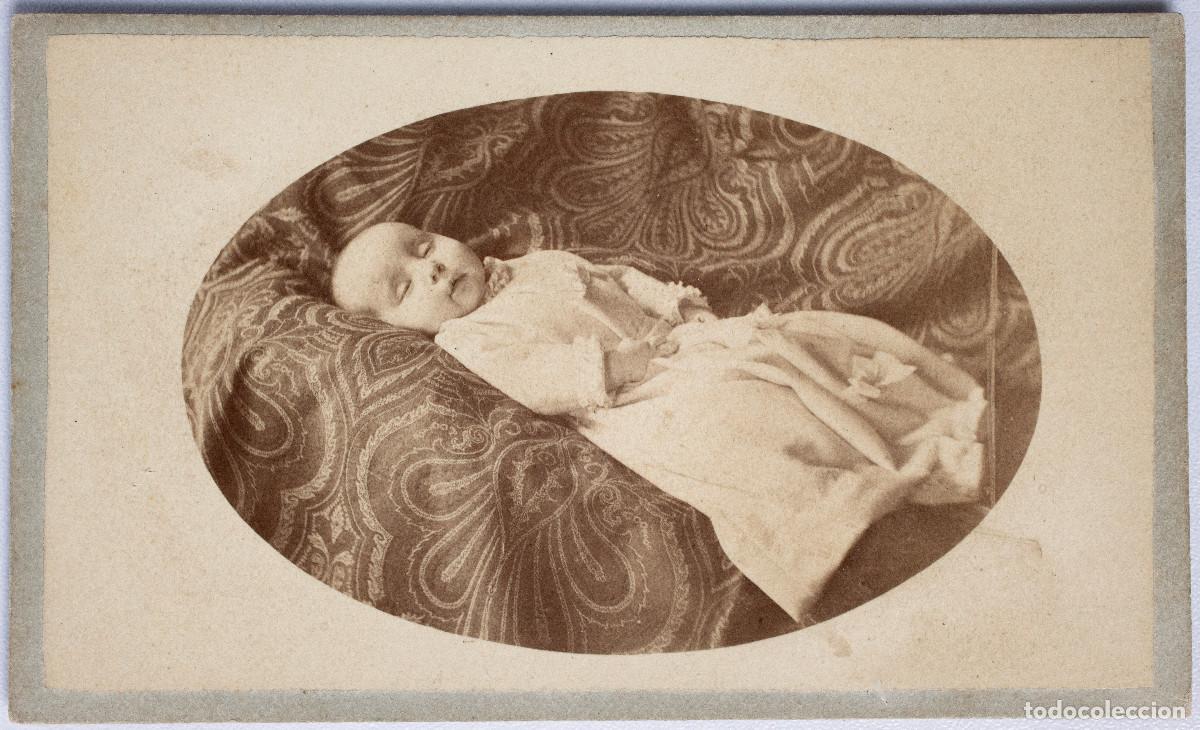 Fotograf&iacute;a antigua: Postmortem de ni&ntilde;o CDV