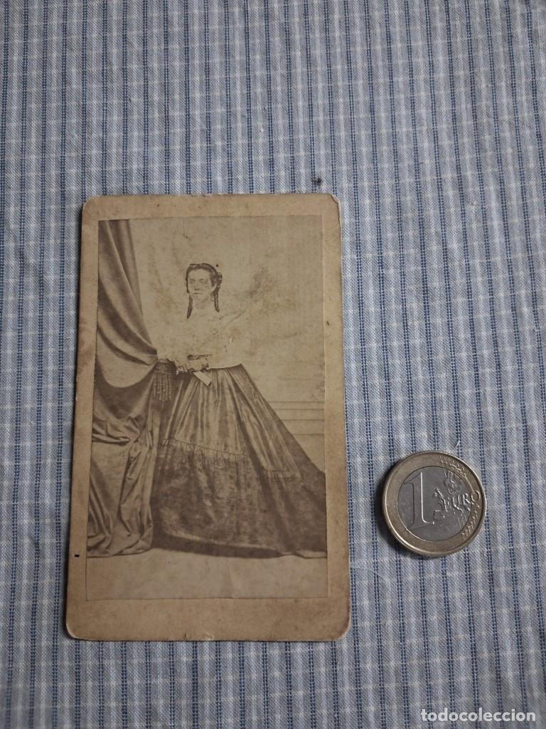 Fotograf&iacute;a antigua: Fotograf&iacute;a alb&uacute;mina Se&ntilde;ora. Carte de visite. Escrita pate posterior mayo 1871