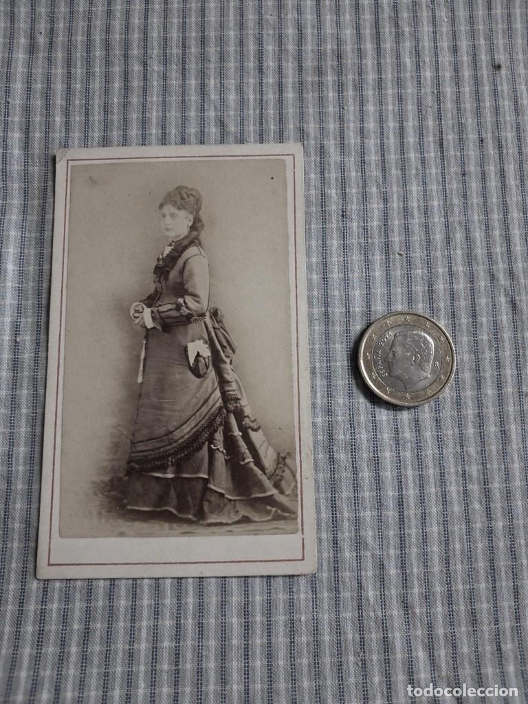 Fotograf&iacute;a antigua: Fotograf&iacute;a alb&uacute;mina Se&ntilde;ora. Carte de visite. La Art&iacute;stica. Serra. Gerona