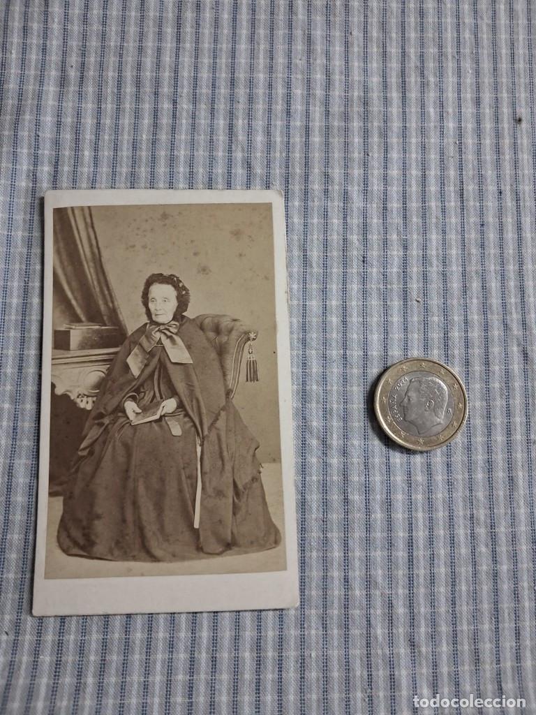 Fotograf&iacute;a antigua: Fotograf&iacute;a alb&uacute;mina Se&ntilde;ora anciana sentada. Carte de visite. Joaqu&iacute;n Masaguer. Gerona