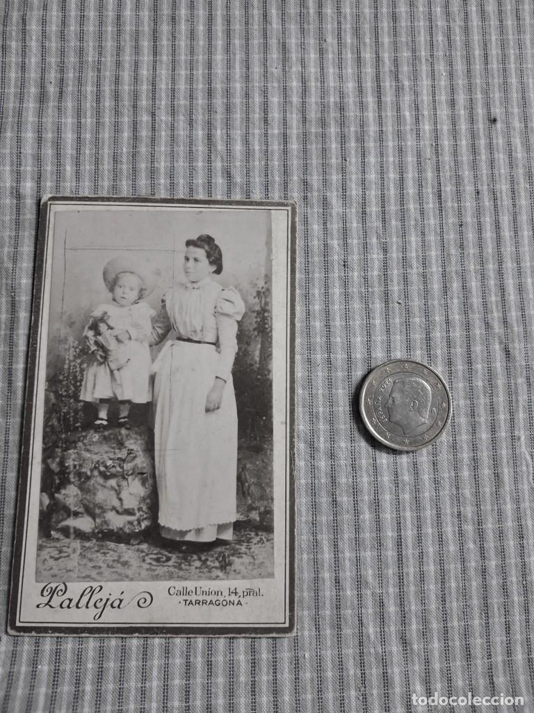 Fotograf&iacute;a antigua: Fotograf&iacute;a alb&uacute;mina Se&ntilde;ora con ni&ntilde;a y mu&ntilde;eca. Carte de visite. P. Pallej&aacute;. Tarragona.