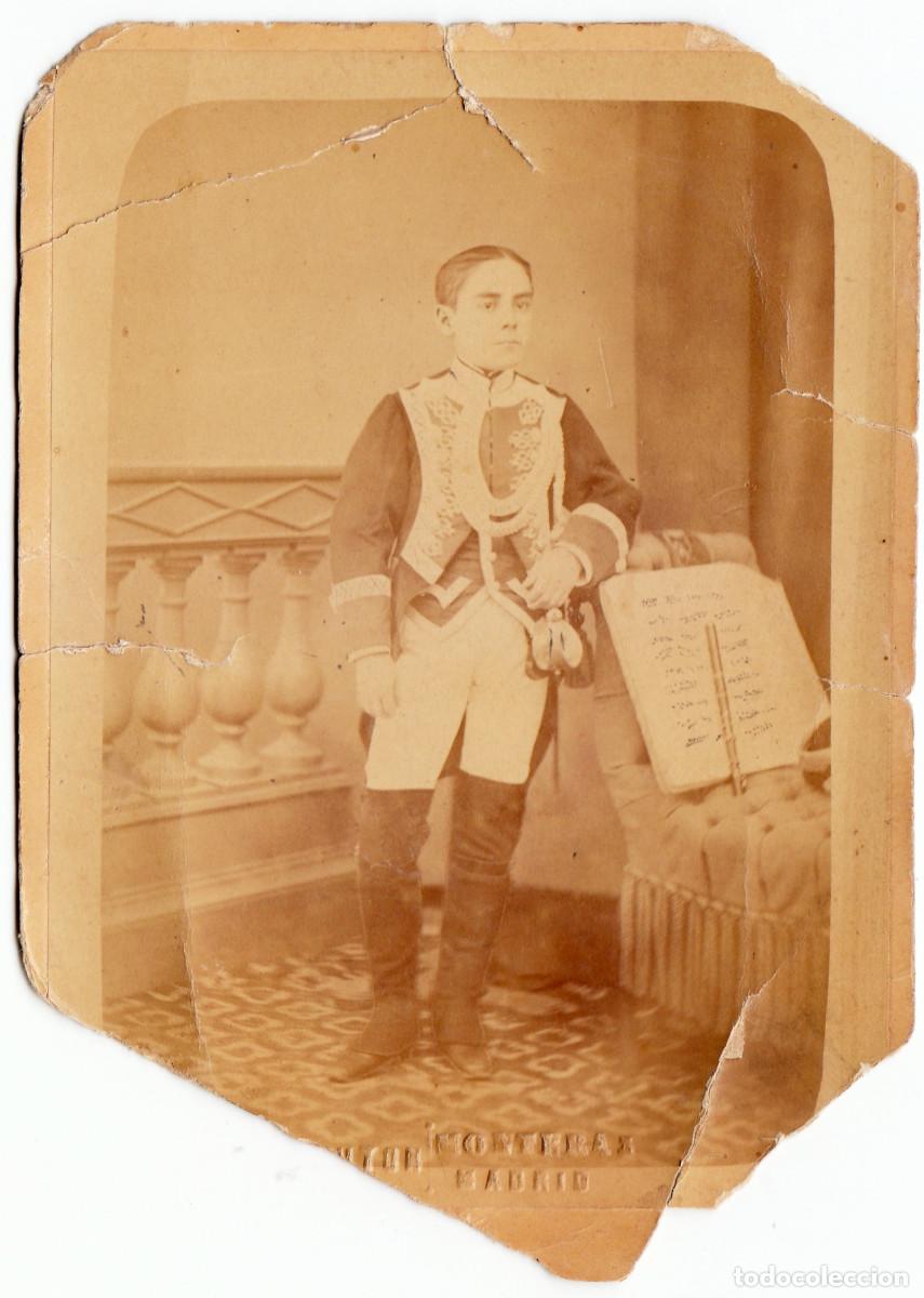 Fotograf&iacute;a antigua: Joven m&uacute;sico de la Guardia Real? Flauta y partitura. L. Mouton, Madrid. Siglo XIX rc