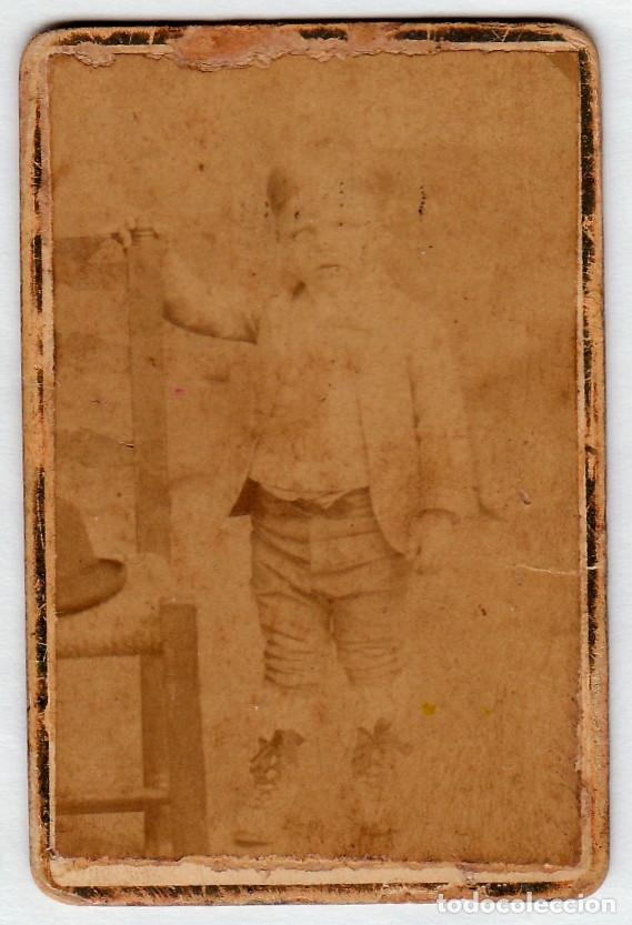 Fotograf&iacute;a antigua: CDV Ni&ntilde;o con botas y bomb&iacute;n. Peque&ntilde;a fotograf&iacute;a siglo XIX pc