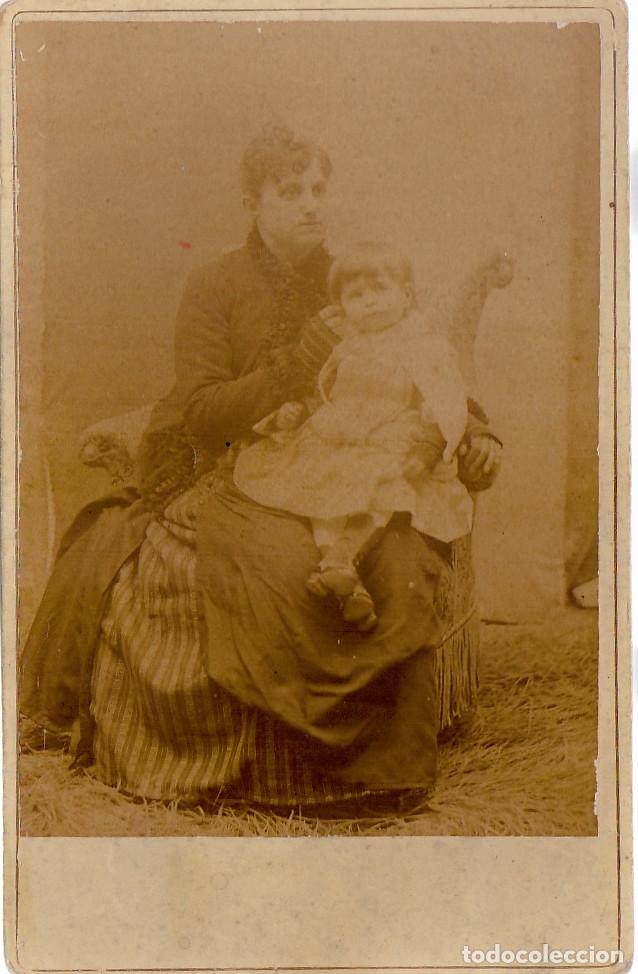 Fotograf&iacute;a antigua: Maternidad. Madre e hijo sentados en rico sill&oacute;n, sobre lecho de paja. Siglo XIX rc
