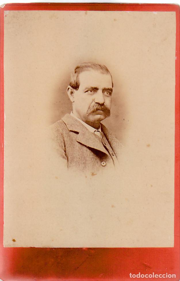 Fotograf&iacute;a antigua: Retrato de caballero con enorme bigote. Fondo naranja. Siglo XIX rc