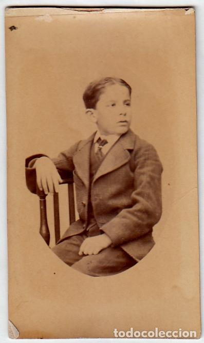 Fotograf&iacute;a antigua: Carta de Visita. CDV Jovencito. Ni&ntilde;o posando sentado. Siglo XIX rc