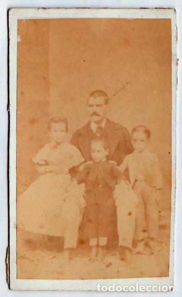 Fotografia antica: Carta de Visita. CDV Retrato de viudo? con sus tres hijos Familia 10 centimos de peseta Siglo XIX rc