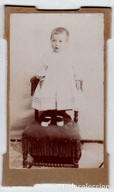 Fotograf&iacute;a antigua: Carta de Visita. CDV Bonito retrato de beb&eacute; de pie en una silla. Siglo XIX rc