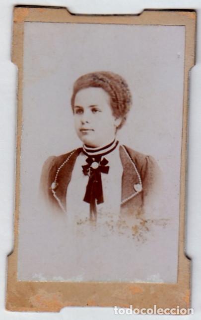Fotograf&iacute;a antigua: Carta de Visita. CDV Bonito retrato de dama con curiosa corbata. Siglo XIX rc