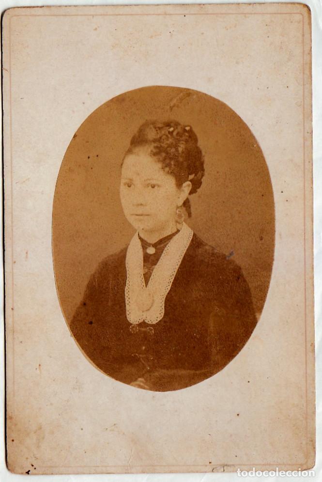 Fotograf&iacute;a antigua: Retrato de dama con bonito peinado y broche. Siglo XIX rc