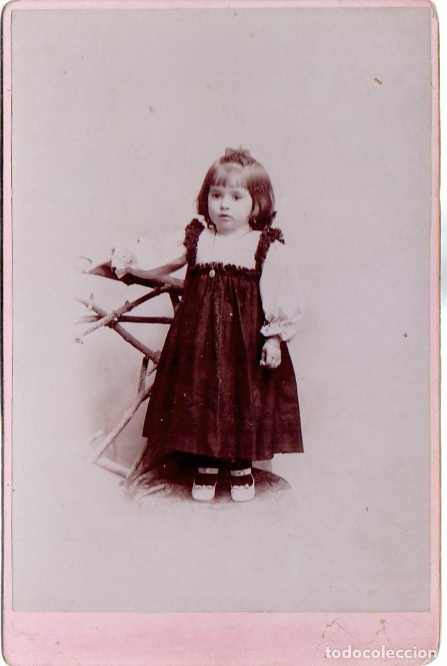 Fotograf&iacute;a antigua: Preciosa ni&ntilde;a con melenita y flequillo. Siglo XIX rc
