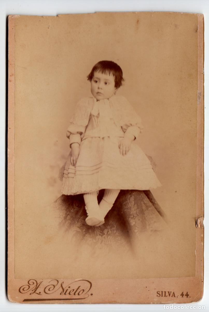 Fotograf&iacute;a antigua: Ni&ntilde;ita con bonito vestido. A. Nieto, Madrid. Siglo XIX rc