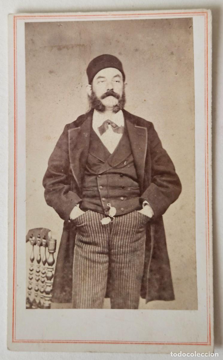 Fotografia antiga: Retrato de hombre con bonete. Fot. an&oacute;nimo.