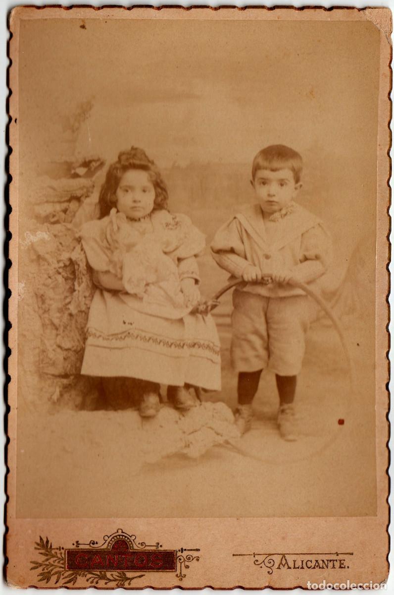 Fotograf&iacute;a antigua: Preciosa foto Hermanitos y sus juguetes Ni&ntilde;a con mu&ntilde;eca y ni&ntilde;o con aro. Cantos Alicante Siglo XIX rc